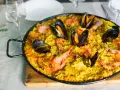 Pyszna paella z owocami morza i ryżem. Idealna odpowiedź na pytanie, co przywieźć z Hiszpanii do jedzenia.