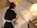 Pokojówka sprząta hotelowe łóżko, na którym leżą dwa cukierki. Czy można wynająć pokój w hotelu na parę godzin?