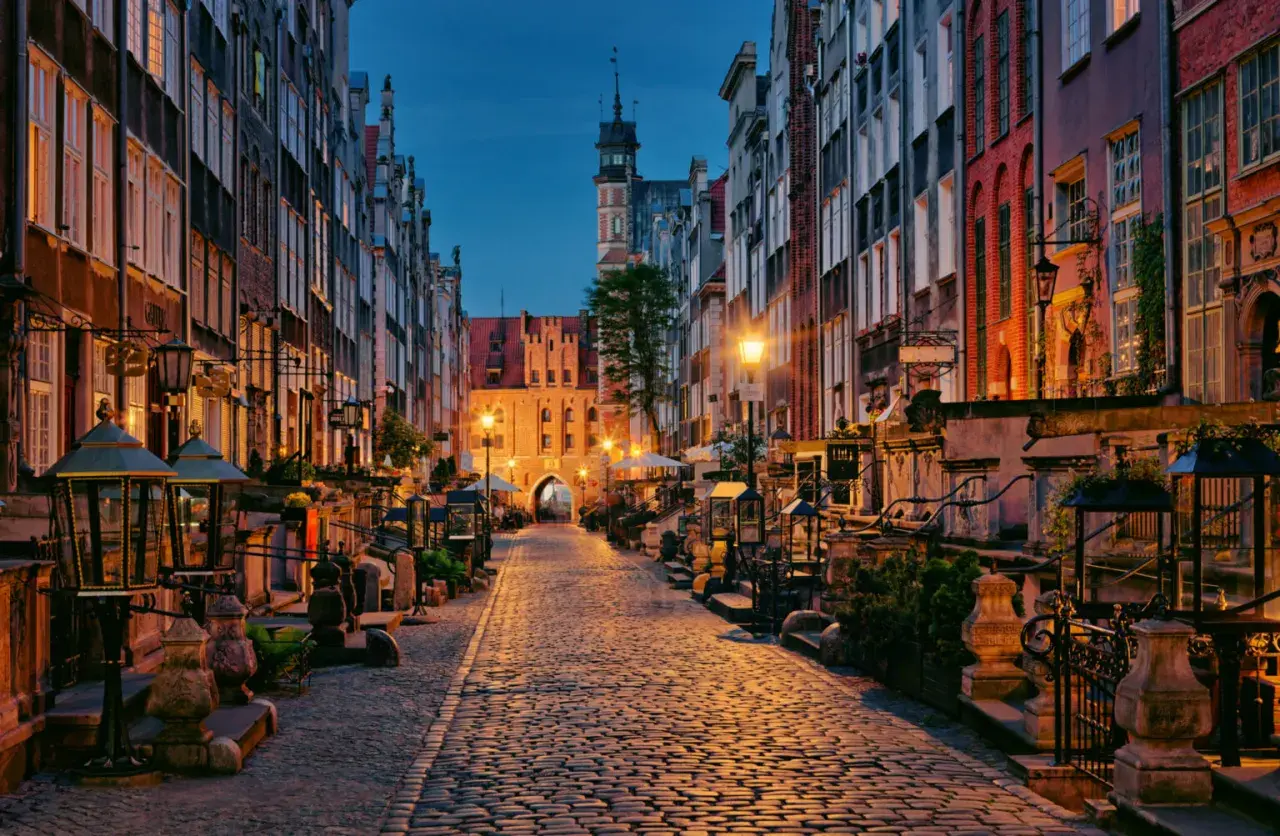 Urokliwa ulica w Gdańsku, pełna kamienic i latarni, to jedno z mało znanych miejsc na Pomorzu, które warto odkryć.