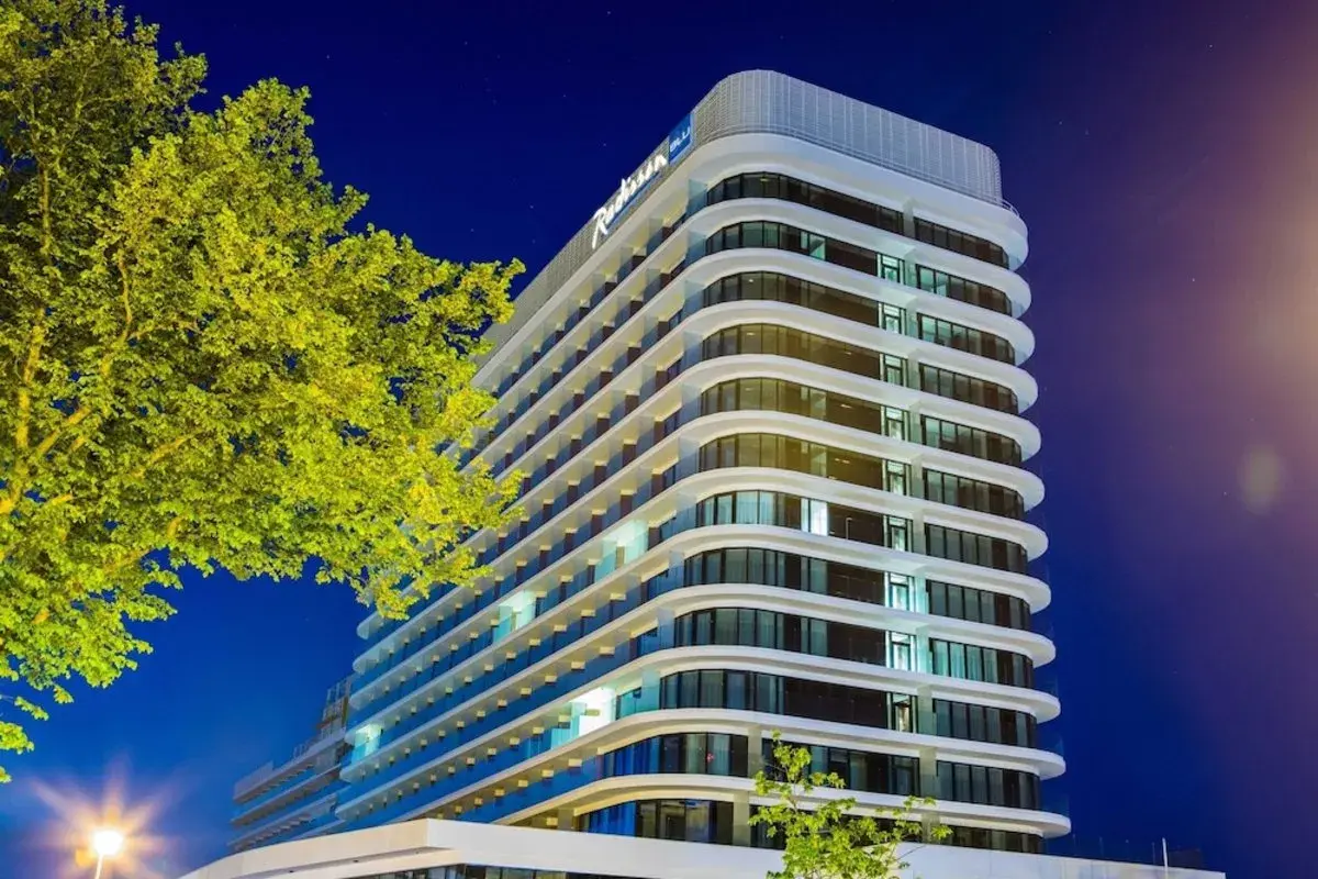 Nowoczesny Radisson Blu Resort Świnoujście zachwyca architekturą. Sprawdź radisson blu resort świnoujście ceny i zaplanuj swój pobyt nad morzem.