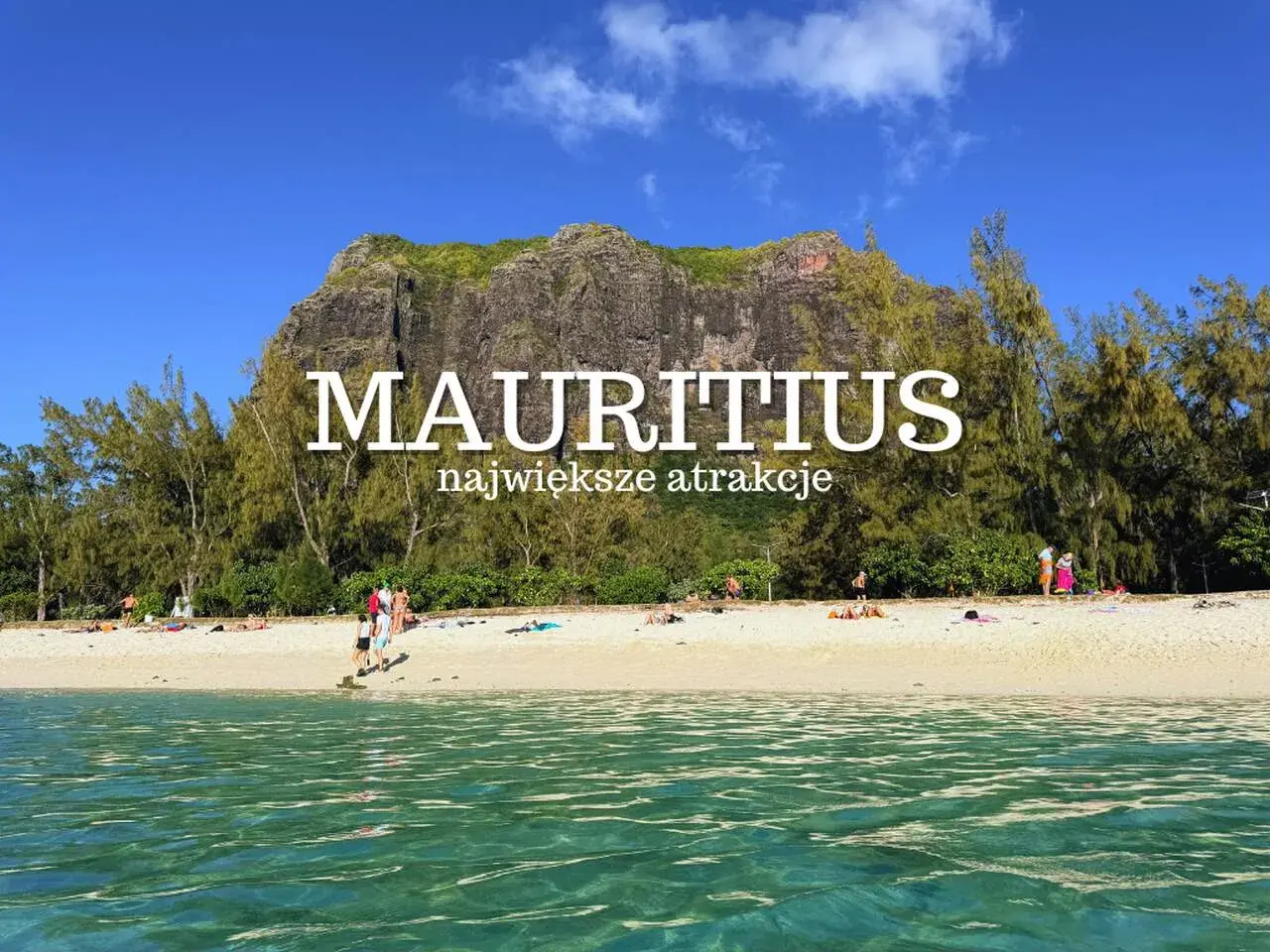 Mauritius: zobacz plażę z turkusową wodą i majestatyczną górą w tle. Idealne miejsce na wakacje!