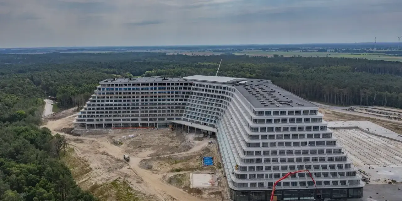 Ogromny hotel Gołębiewski w budowie, otoczony lasem. Zastanawiasz się, ile kosztuje pobyt w hotelu Gołębiewskim?