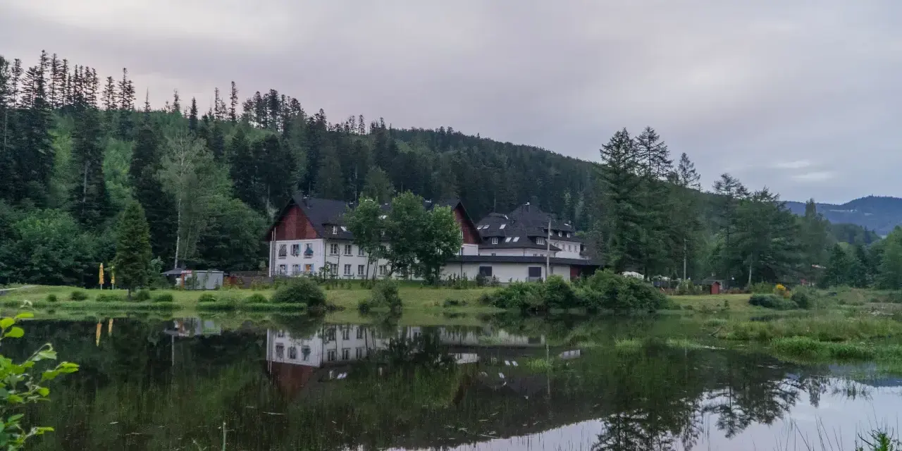 Malowniczy hotel nad jeziorem, idealne miejsce, by odpocząć i zastanowić się, co robić w Wiśle.