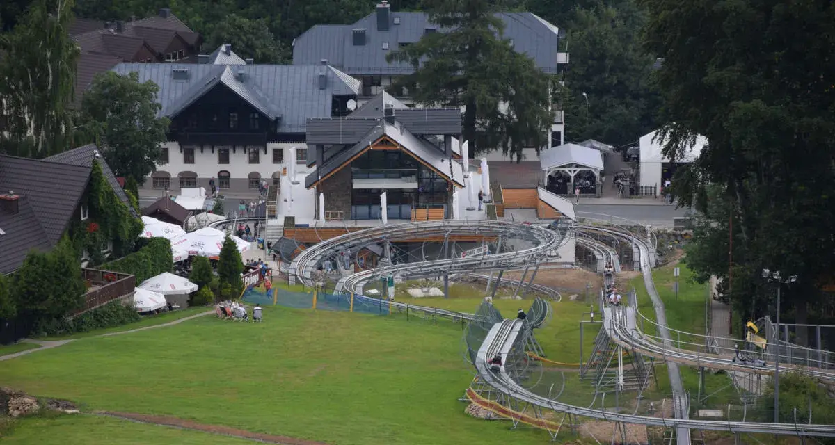 Tor saneczkowy w Karpaczu. Zobacz aktualny cennik i zaplanuj ekscytującą przejażdżkę po krętych torach zjazdowych.