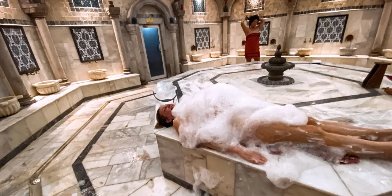 Kobieta w pianie w łaźni hammam. To tradycyjne tureckie łaźnie parowe, miejsce relaksu i oczyszczenia.