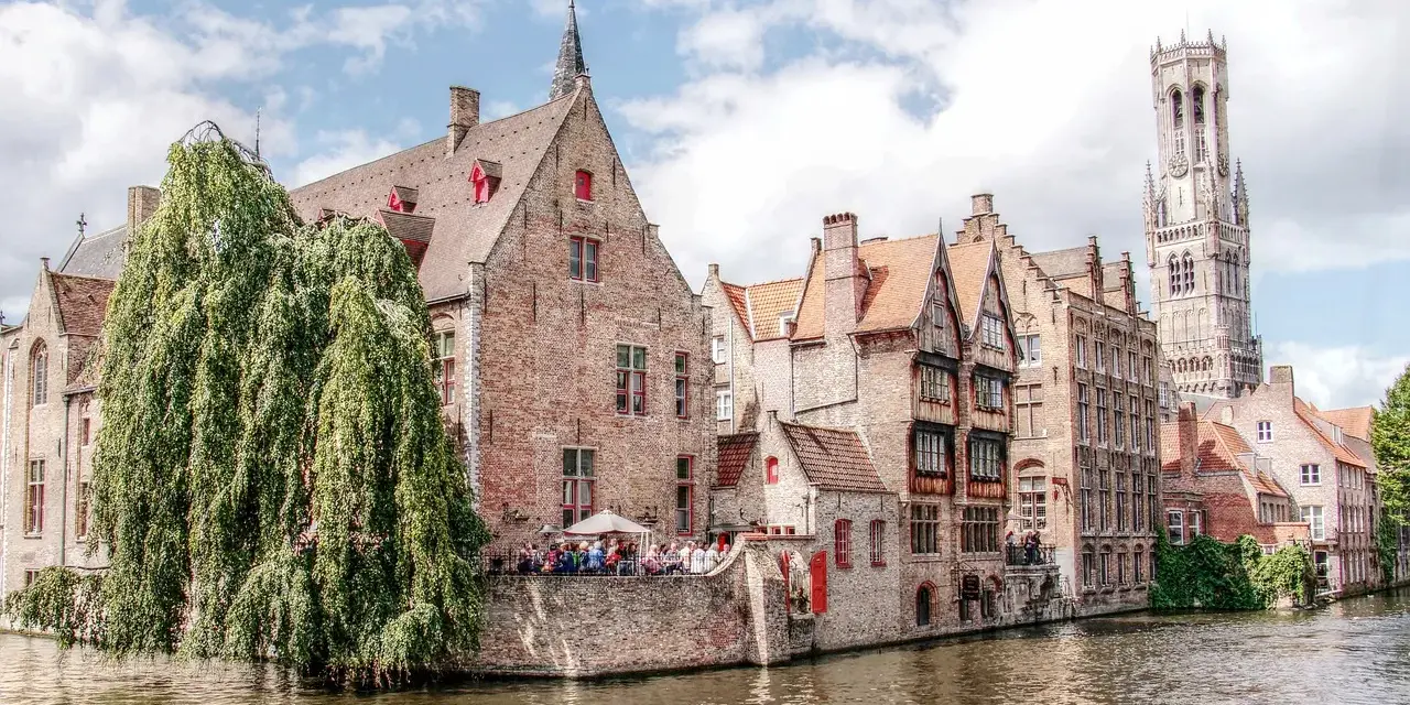 Bruggia, Belgia: malownicze kanały i zabytkowa architektura. Ciekawe ciekawostki o Belgii czekają na odkrycie!
