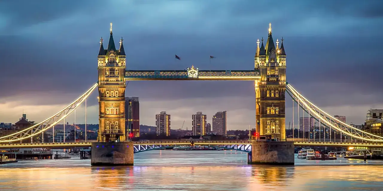 Tower Bridge w Londynie nocą, idealne miejsce na nocleg, jeśli zastanawiasz się, gdzie najlepiej spać w Londynie.
