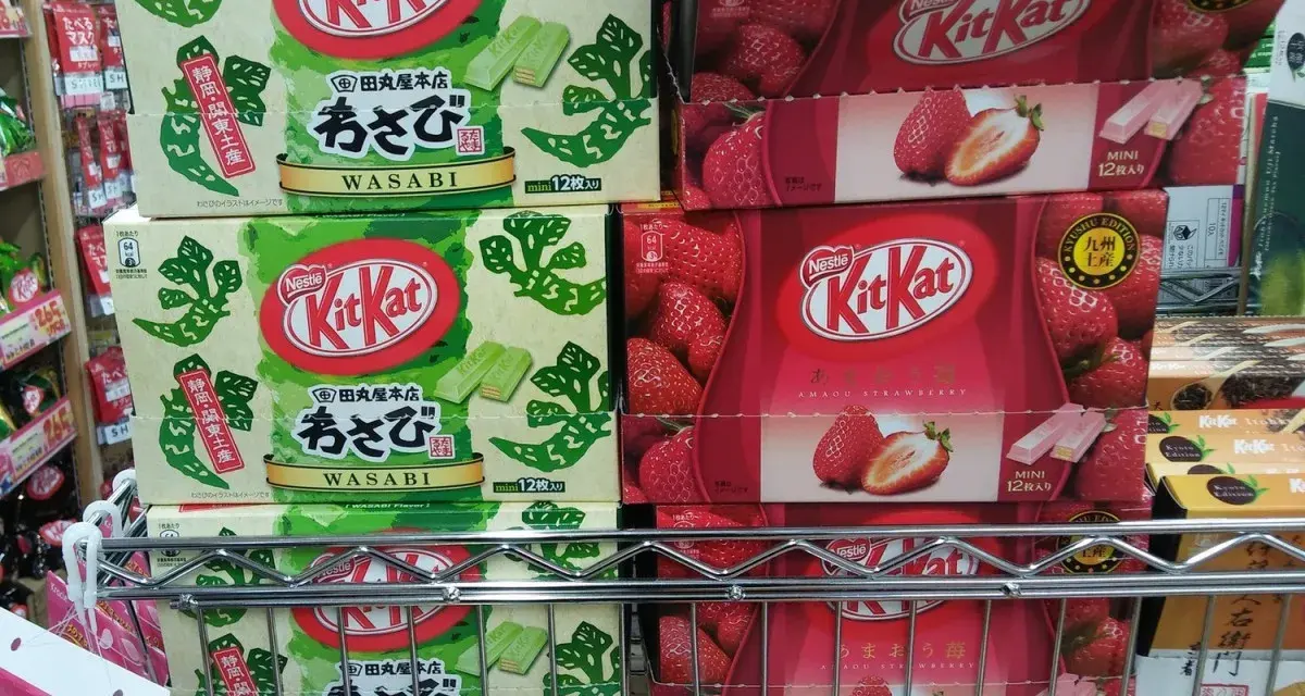 Zastanawiasz się, co przywieźć z Tokio? Pudełka KitKat o smaku wasabi i truskawki to idealny, nietypowy wybór.