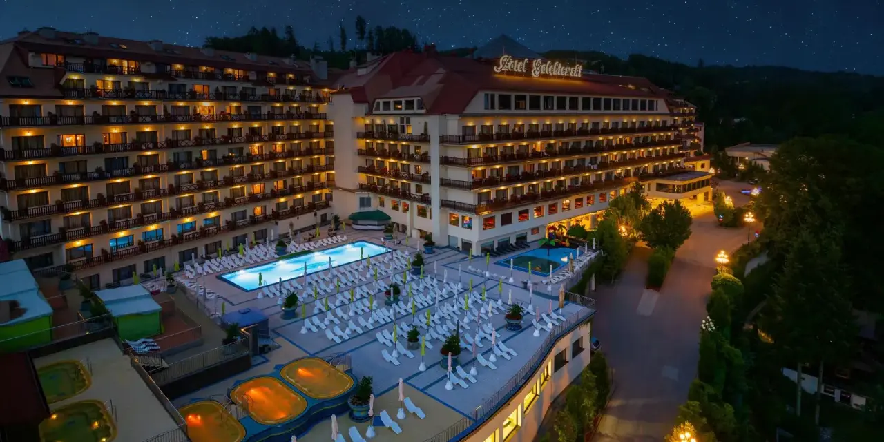 Hotel Gołębiewski nocą, z basenami i leżakami. Kamera uchwyciła piękny widok.