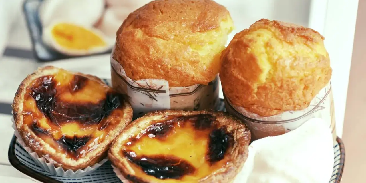 Pyszne babeczki i dwa pastel de nata – idealne, by dowiedzieć się, co przywieźć z Portugalii jedzenie.