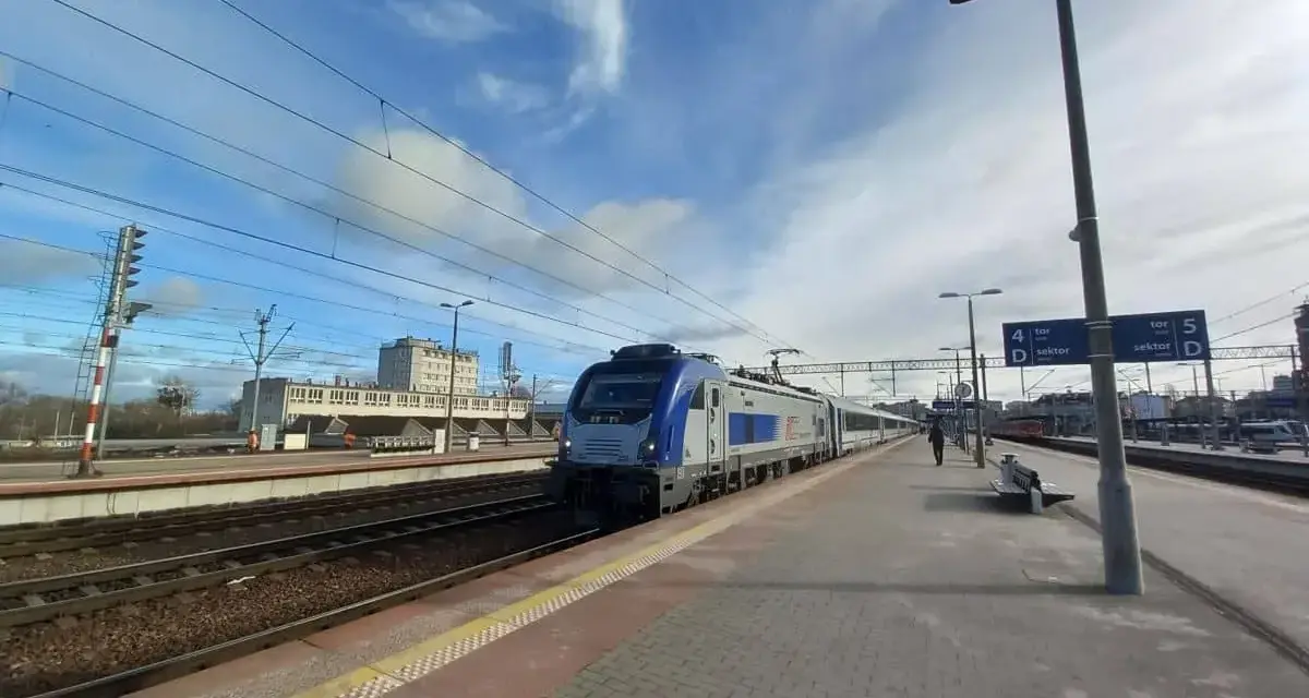 Pociąg na stacji, gotowy do odjazdu. Zastanawiasz się, ile się jedzie do Szczecina? Czas sprawdzić rozkład!