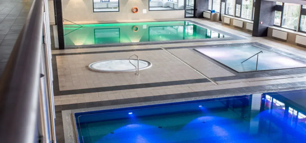Wodne atrakcje w aquaparku Ustroń i okolice: baseny, jacuzzi i brodzik.