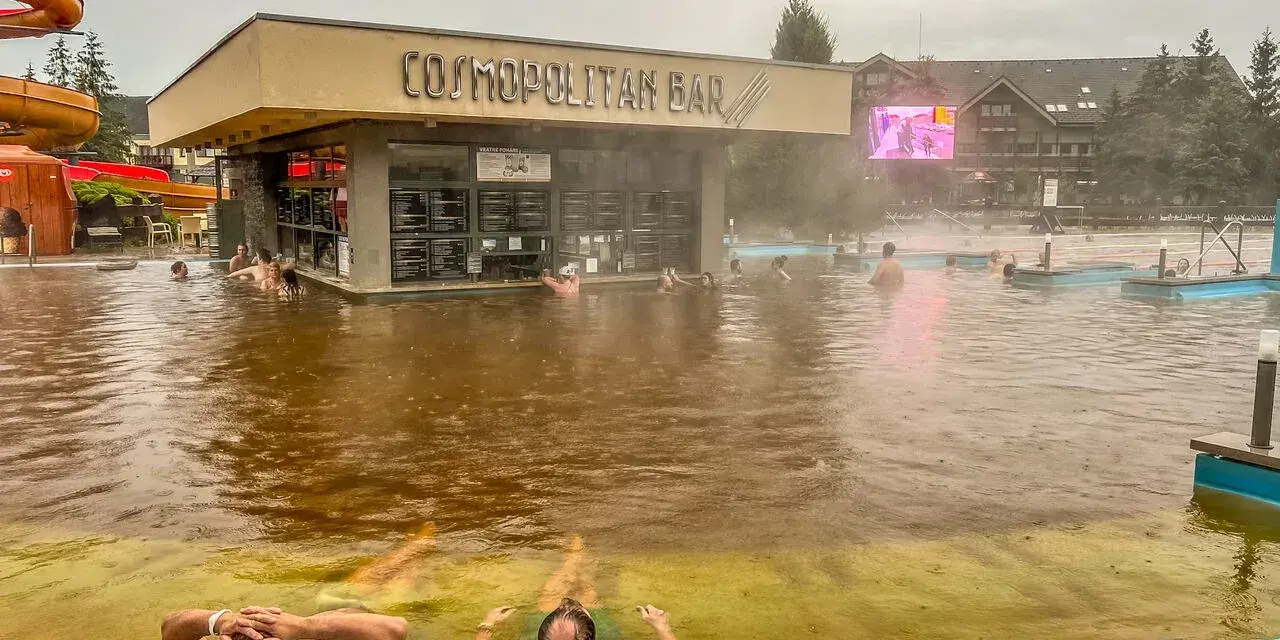 Relaks w termach na Słowacji blisko granicy. Ludzie kąpią się w ciepłej wodzie przy barze "Cosmopolitan".