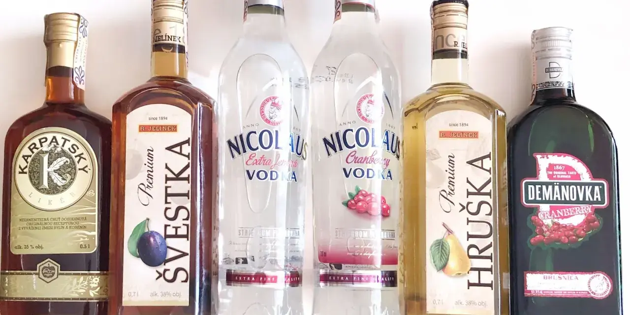 Co kupić na Słowacji? Różne rodzaje wódek i likierów: Karpacki Likier, Śliwkowa Švestka, Nicolaus Vodka, Hruška, Demanovka Cranberry.