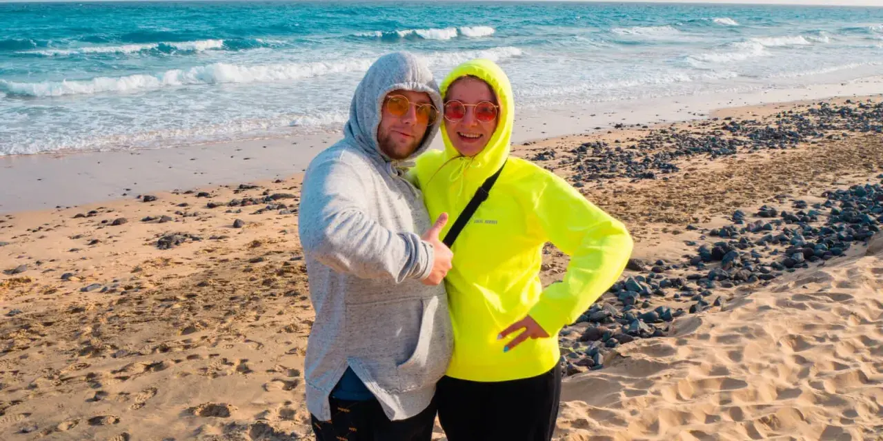 Para na plaży Fuerteventura, idealna pogoda w grudniu.