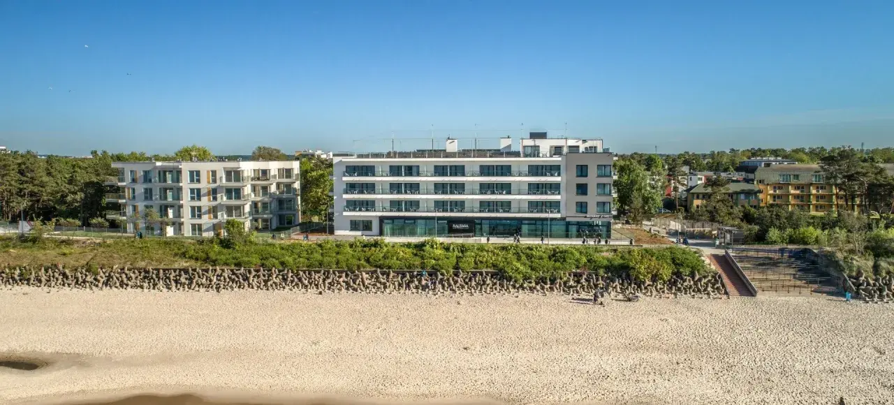 Nowoczesny hotel nad samym morzem, z widokiem na piaszczystą plażę i sosnowy las. Idealne miejsce na wakacje.