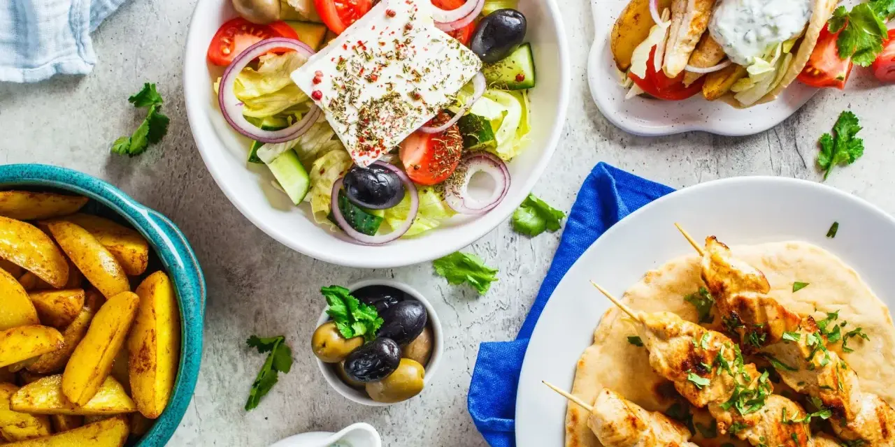Pyszne souvlaki, sałatka grecka, pieczone ziemniaki i oliwki – to idealne smaki, co przywieźć z Cypru do jedzenia.