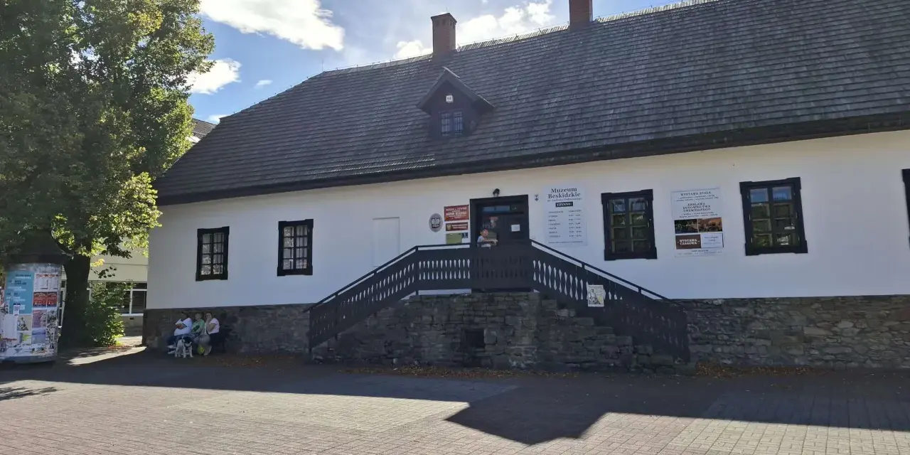 Muzeum Beskidzkie w Wiśle, z charakterystyczną kamienną podmurówką i drewnianymi schodami, zaprasza do odkrywania historii regionu.