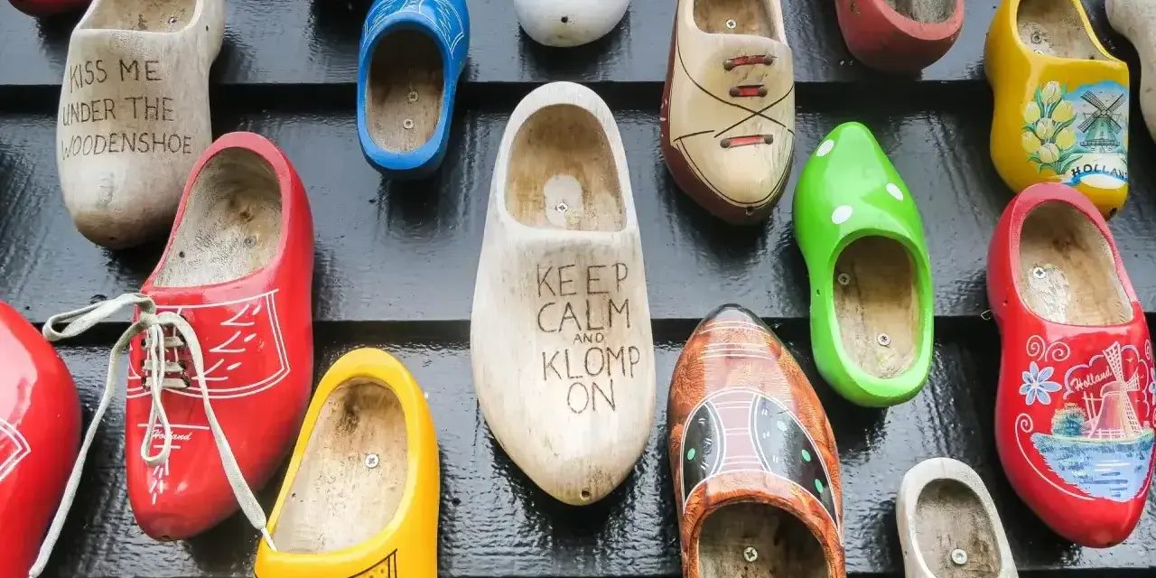 Kolorowe drewniaki, czyli co kupić w Holandii. Wzory z wiatrakami, tulipanami i napisem "Keep calm and klomp on".
