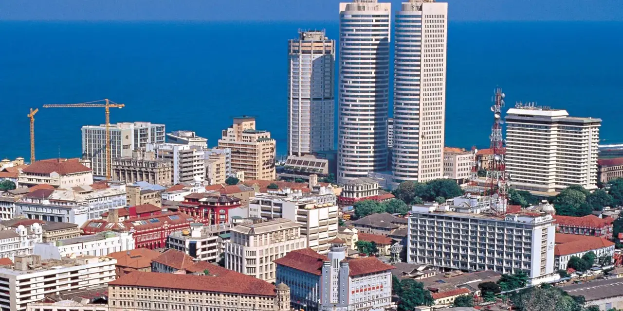 Panorama miasta Sri Lanka stolica, z nowoczesnymi wieżowcami i historyczną architekturą nad błękitnym oceanem.