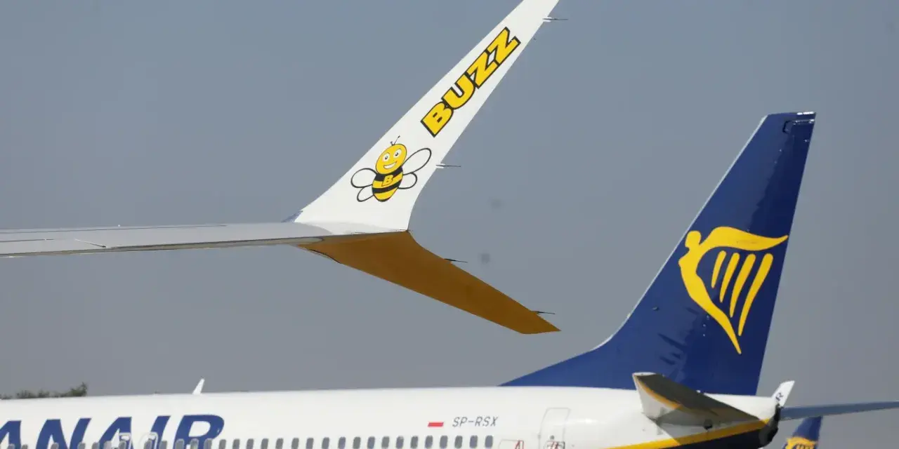 Samolot Buzz z pszczółką i napisami "BUZZ" oraz samolot Ryanair. Gotowe do lotu czarterowego.