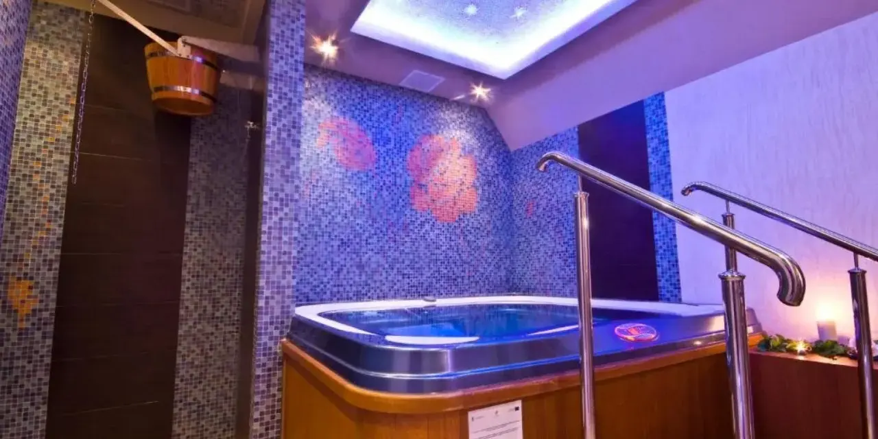 Relaks w jacuzzi i prysznic z drewnianej bani w klimatycznym spa dla dwojga.