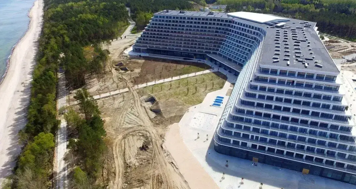 Nowy hotel Gołębiewski w budowie, z widokiem na morze i las. Czy to będzie najlepszy hotel Gołębiewski?
