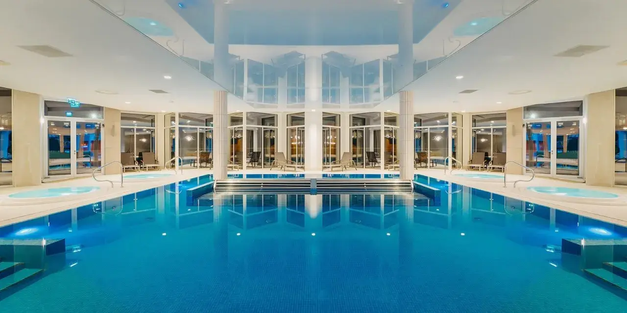 Luksusowe wisła noclegi z wyżywieniem i basenem. Relaks w basenie i jacuzzi, idealne miejsce na odpoczynek.