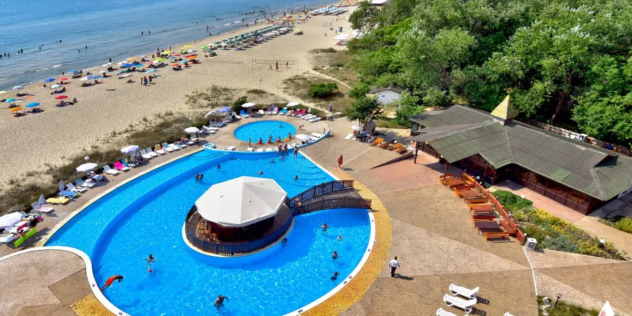 Idealne tanie wczasy w Bułgarii: plaża, baseny z barem i mnóstwo słońca.