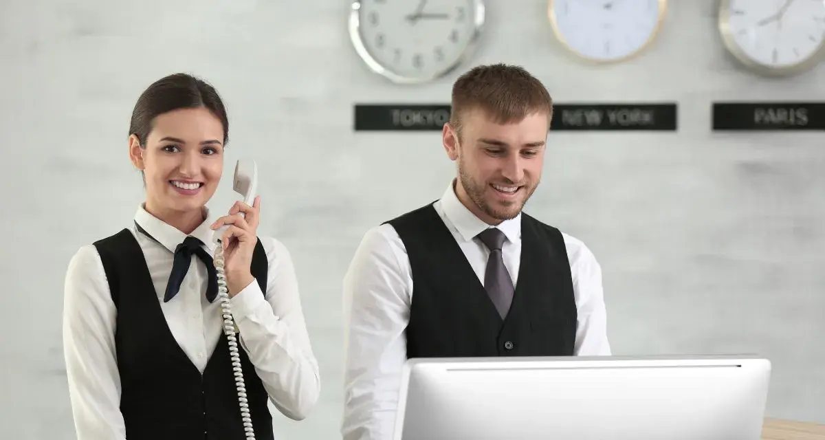 Ile godzin pracuje recepcjonistka w hotelu? Odkryj prawdę o pracy