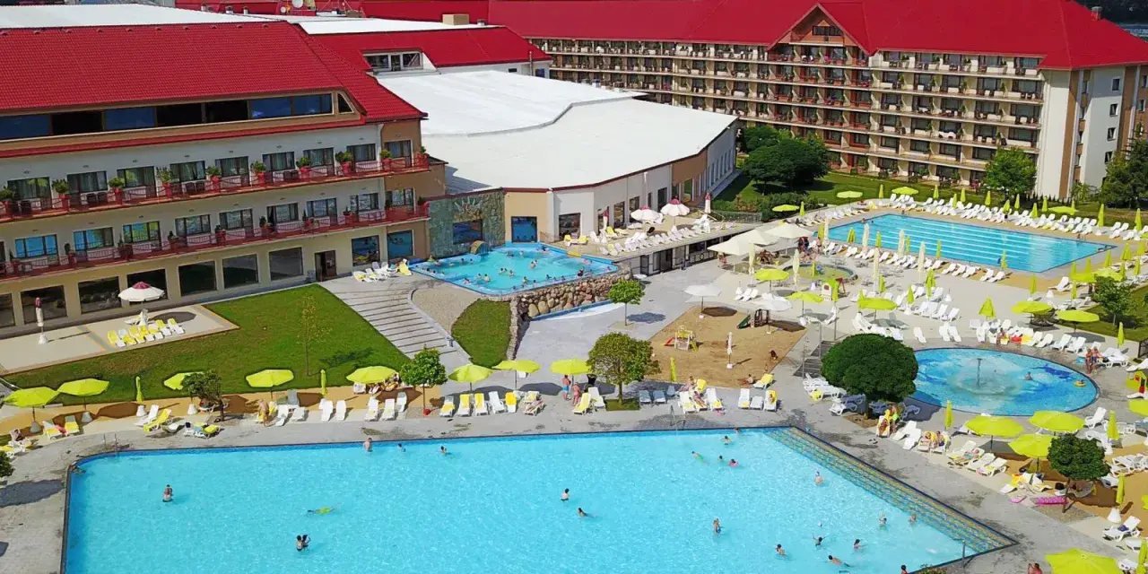 Hotel Gołębiewski Mikołajki: basen zewnętrzny z mnóstwem leżaków i parasoli. Sprawdź cennik i zaplanuj wakacje!