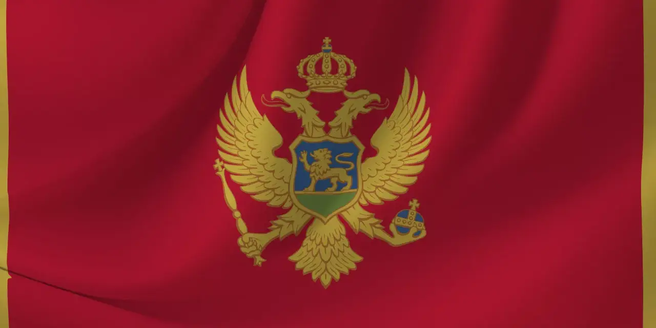 Flaga Czarnogóry z dwugłowym orłem. W tym kraju obowiązuje euro, a język urzędowy to czarnogórski.