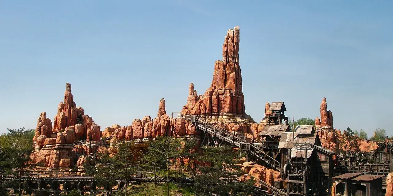 Big Thunder Mountain Railroad w Disneylandzie, idealne miejsce na niezapomniane przygody po zakupie biletów.