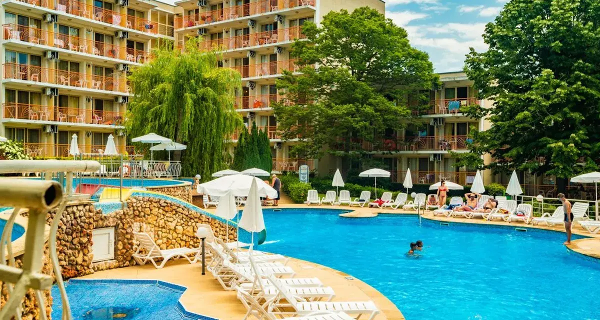 Hotel z basenem i leżakami, idealne miejsce na booking bonu turystycznego.