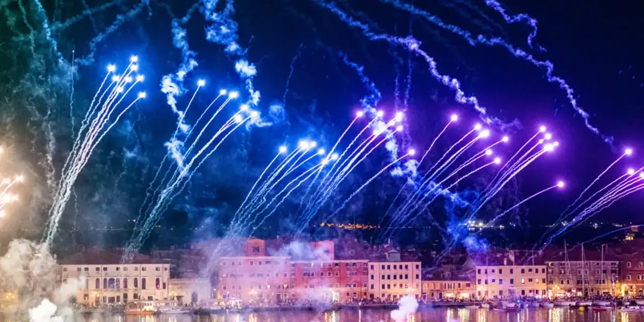 Spektakularny sylwester w Wenecji! Niebo rozświetlone feerią barw, fajerwerki nad wodą i zabytkowe budynki tworzą magiczny widok.