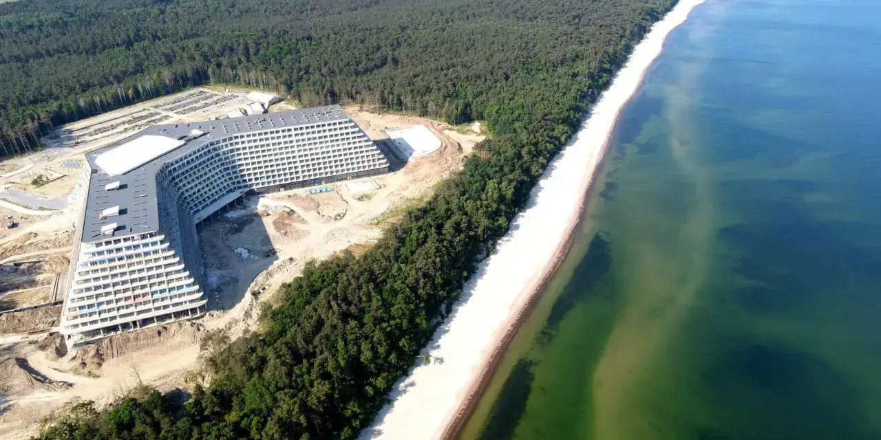 Ogromny, nowoczesny hotel w kształcie litery V, budowany tuż przy plaży. To będzie największy hotel nad morzem, otoczony lasem sosnowym.