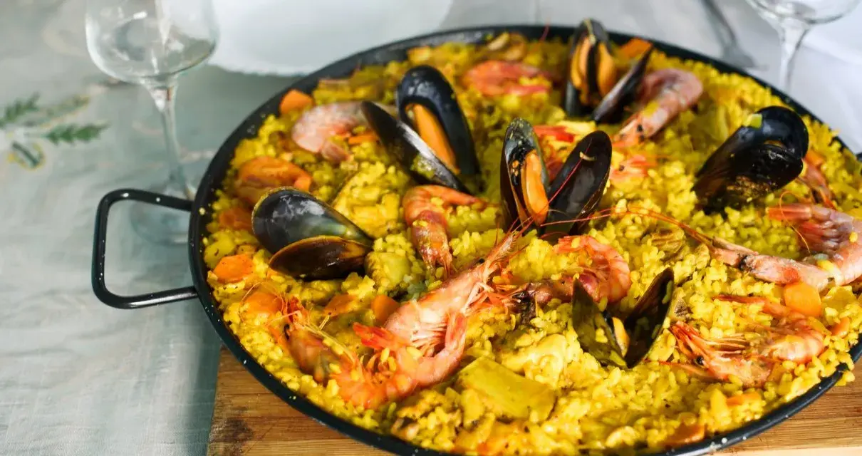 Pyszna paella z owocami morza i ryżem. Idealna odpowiedź na pytanie, co przywieźć z Hiszpanii do jedzenia.