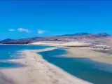 Piękne plaże Sotavento z turkusową wodą i piaszczystymi wydmami, w tle góry.