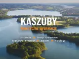Malownicze **Kaszuby jeziora** z lotu ptaka. Woda, zieleń, domy i tekst "Kaszuby Praktyczne informacje".