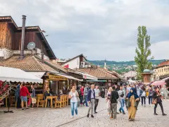 Tłoczny bazar w Sarajewie, idealne miejsce na bośnia i hercegowina wakacje. Ludzie spacerują, kupują pamiątki i jedzą w kawiarniach.