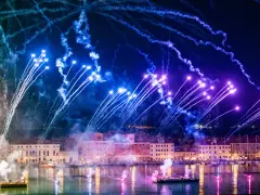 Spektakularny sylwester w Wenecji! Niebo rozświetlone feerią barw, fajerwerki nad wodą i zabytkowe budynki tworzą magiczny widok.