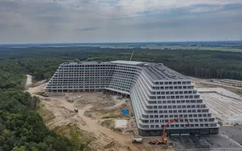Ogromny hotel Gołębiewski w budowie, otoczony lasem. Zastanawiasz się, ile kosztuje pobyt w hotelu Gołębiewskim?