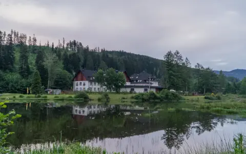 Malowniczy hotel nad jeziorem, idealne miejsce, by odpocząć i zastanowić się, co robić w Wiśle.