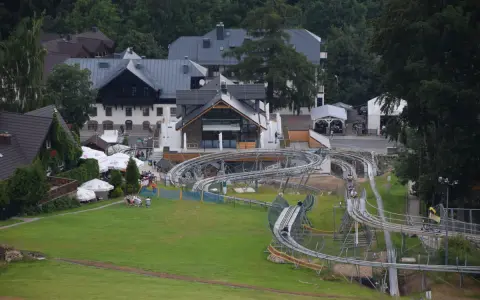 Tor saneczkowy w Karpaczu. Zobacz aktualny cennik i zaplanuj ekscytującą przejażdżkę po krętych torach zjazdowych.