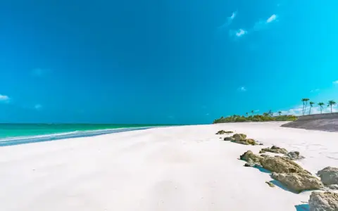 Piękna plaża w Kenii, idealna na wakacje. Kiedy jechać? Najlepiej w porze suchej, od czerwca do października.