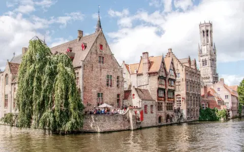Bruggia, Belgia: malownicze kanały i zabytkowa architektura. Ciekawe ciekawostki o Belgii czekają na odkrycie!