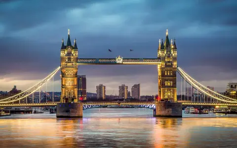 Tower Bridge w Londynie nocą, idealne miejsce na nocleg, jeśli zastanawiasz się, gdzie najlepiej spać w Londynie.