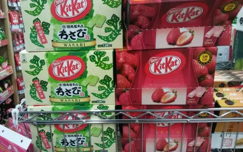 Japońskie Kit Katy: wasabi i truskawka. Idealne, by przywieźć z Japonii coś nietypowego.