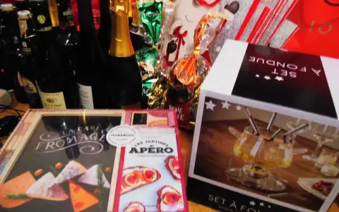 Zestawy do fondue, francuskie sery i tartinki na aperitif – idealne pomysły, co przywieźć z Francji do jedzenia.
