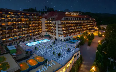 Hotel Gołębiewski nocą, z basenami i leżakami. Kamera uchwyciła piękny widok.